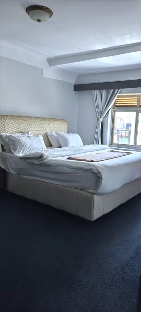 King room with highway views